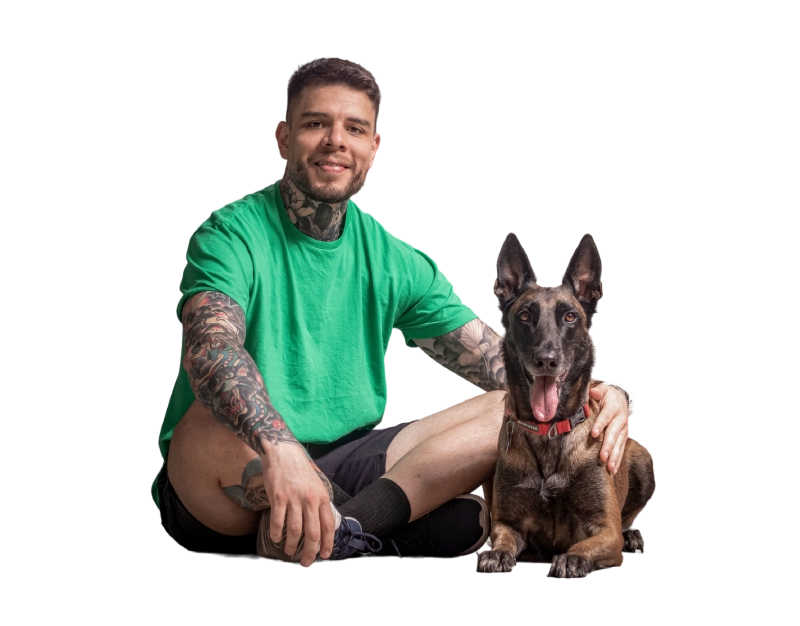Max, entrenador de adiestramiento canino, con un perro obediente